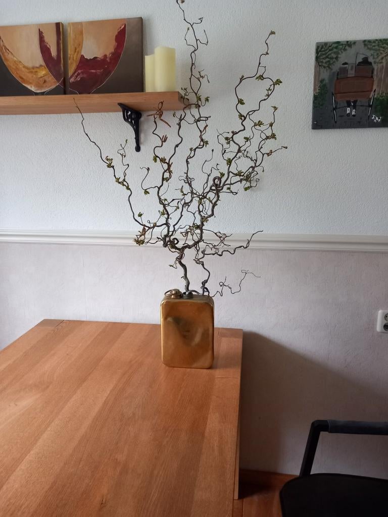 Antieke koperen kruik met decoratieve tak, Ophalen