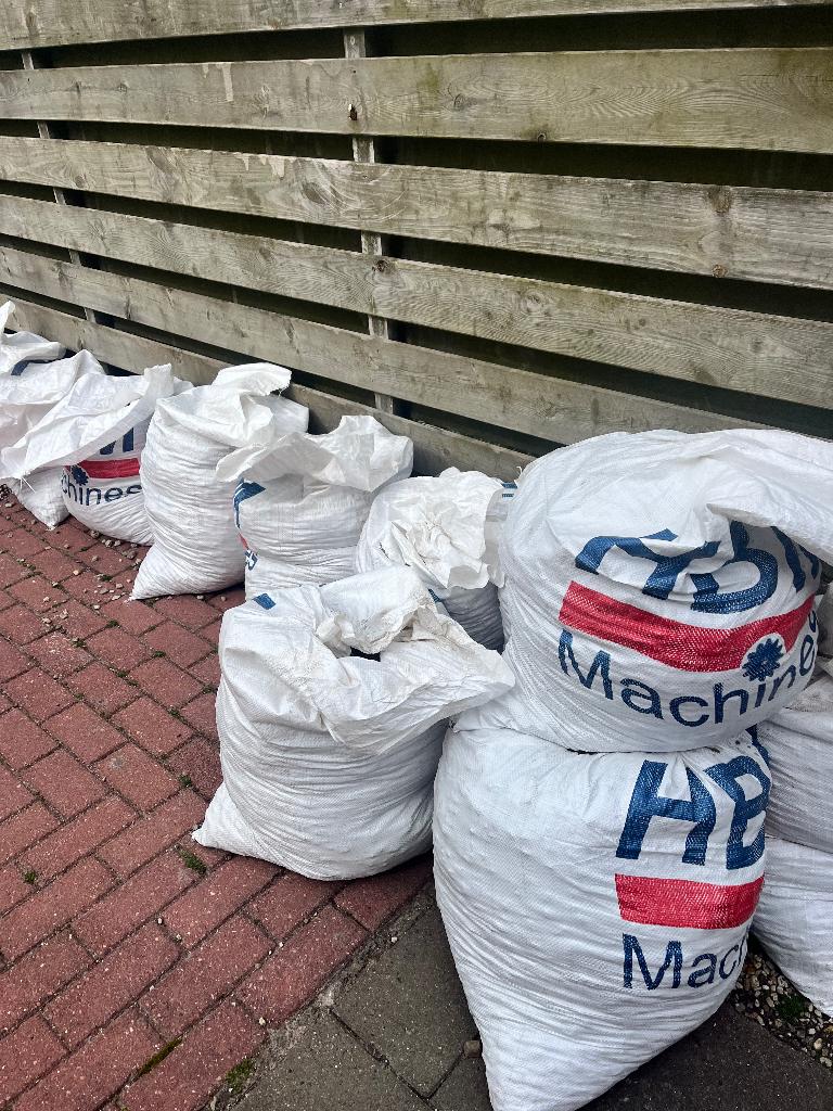 Heel veel zakken grind gratis, Tuin en Terras, Grind, Keien en Split, Ophalen, Gebruikt, Beige, Grind