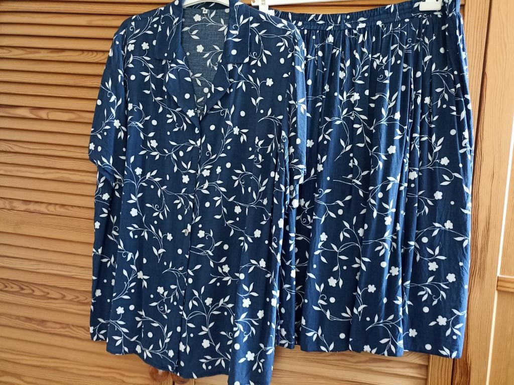 Rok en blouse maat 48 dunne soepele stof, Ophalen of Verzenden