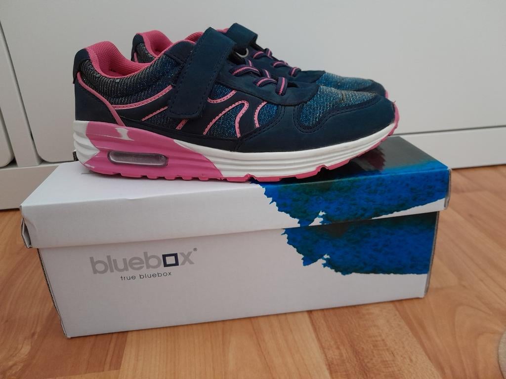 Leuke sneakers gymschoenen,
Maat 34, Bluebox.
Blauw met roze, Kinderen en Baby's, Kinderkleding | Schoenen en Sokken, Gebruikt