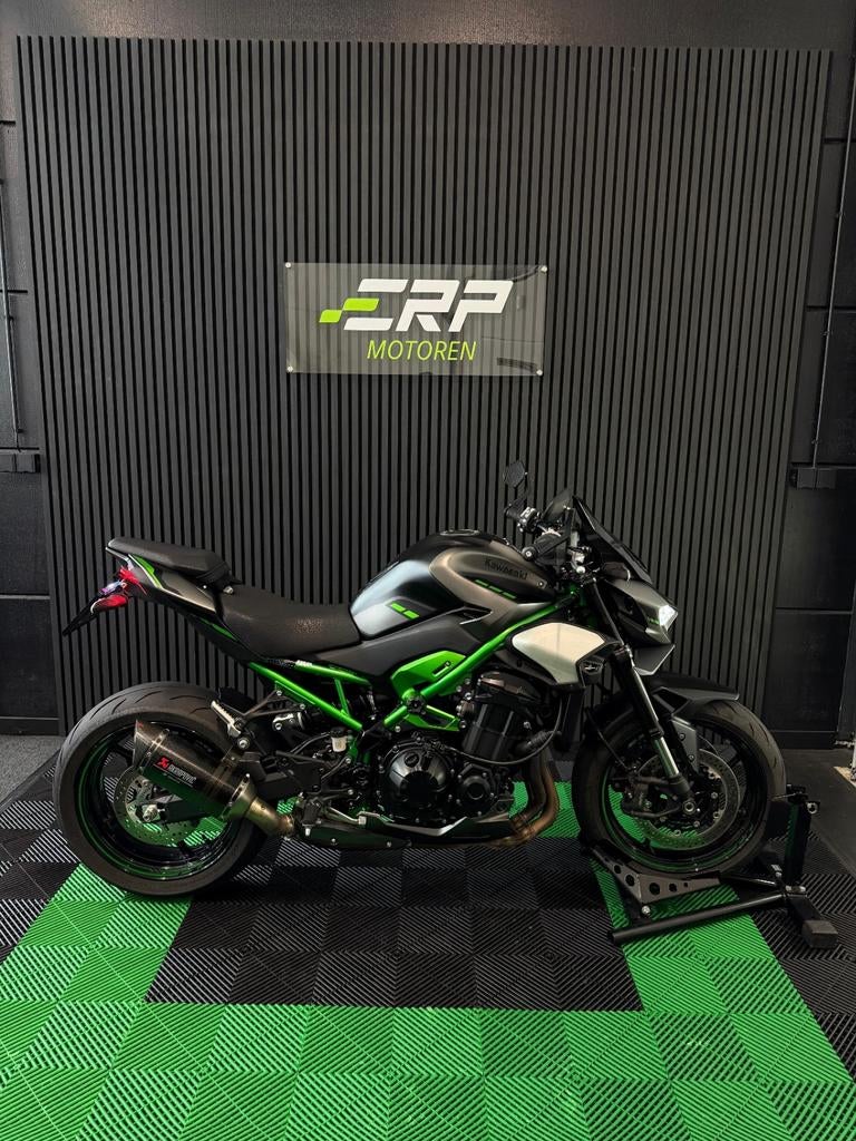 Kawasaki Z900 A2 - | 2025 | 3.480 km | Akrapovic Uitlaat, Motoren, Motoren | Kawasaki, Bedrijf, Naked bike, meer dan 35 kW, 4 cilinders