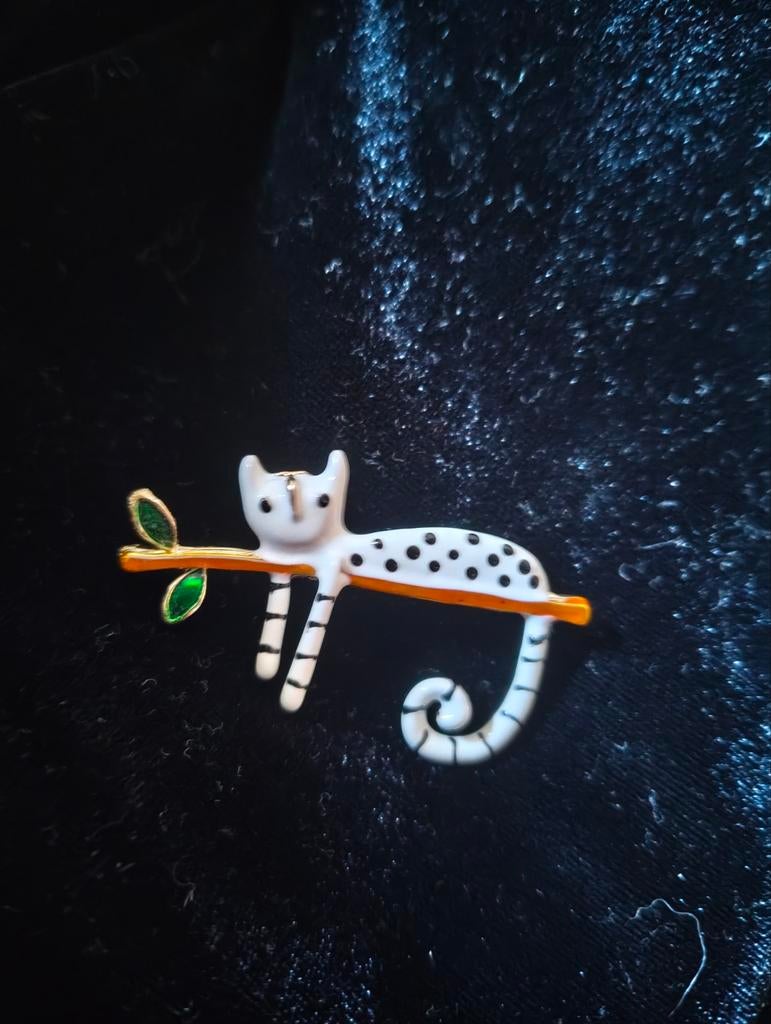 Kat op een tak broche, Ophalen of Verzenden, Zo goed als nieuw, Overige materialen