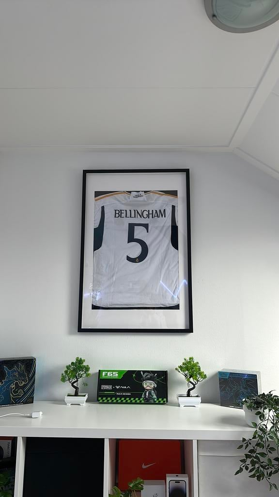 Bellingham voetbal shirt in lijst, Ophalen