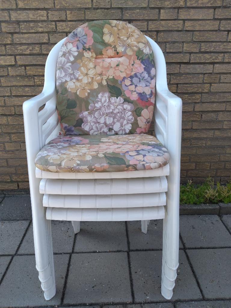 4 tuinstoelen + 4 kussens, Tuin en Terras, Ophalen, Gebruikt, Kunststof, Stapelbaar