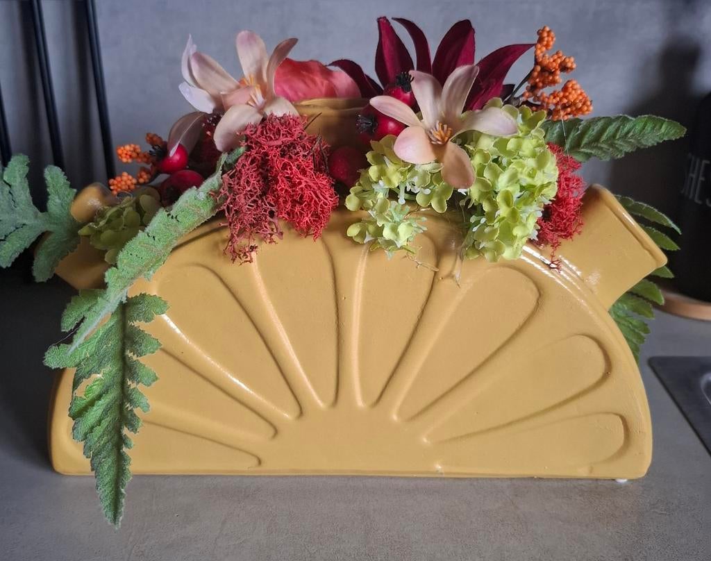 Mooi kunst bloemstuk in half ronde okergele vaas, toetervaas, Ophalen of Verzenden, Zo goed als nieuw, Binnen