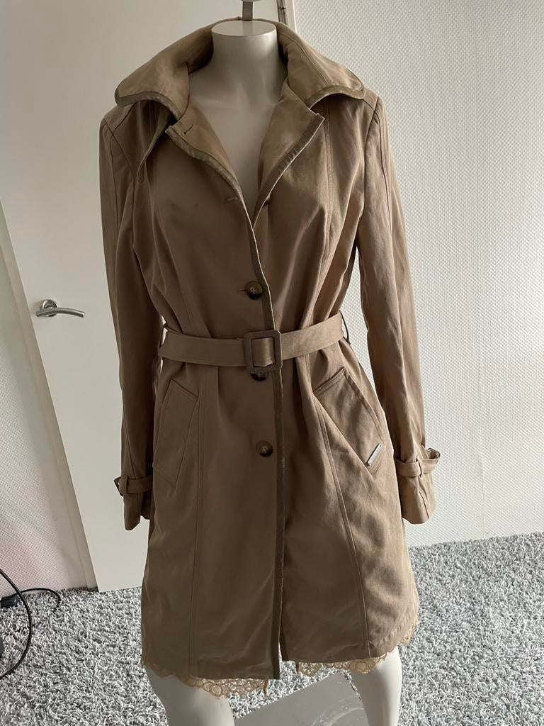 Twinset trenchcoats met kantje aan onderkant maat xl, Ophalen of Verzenden, Zo goed als nieuw, Maat 42/44 (L), Beige