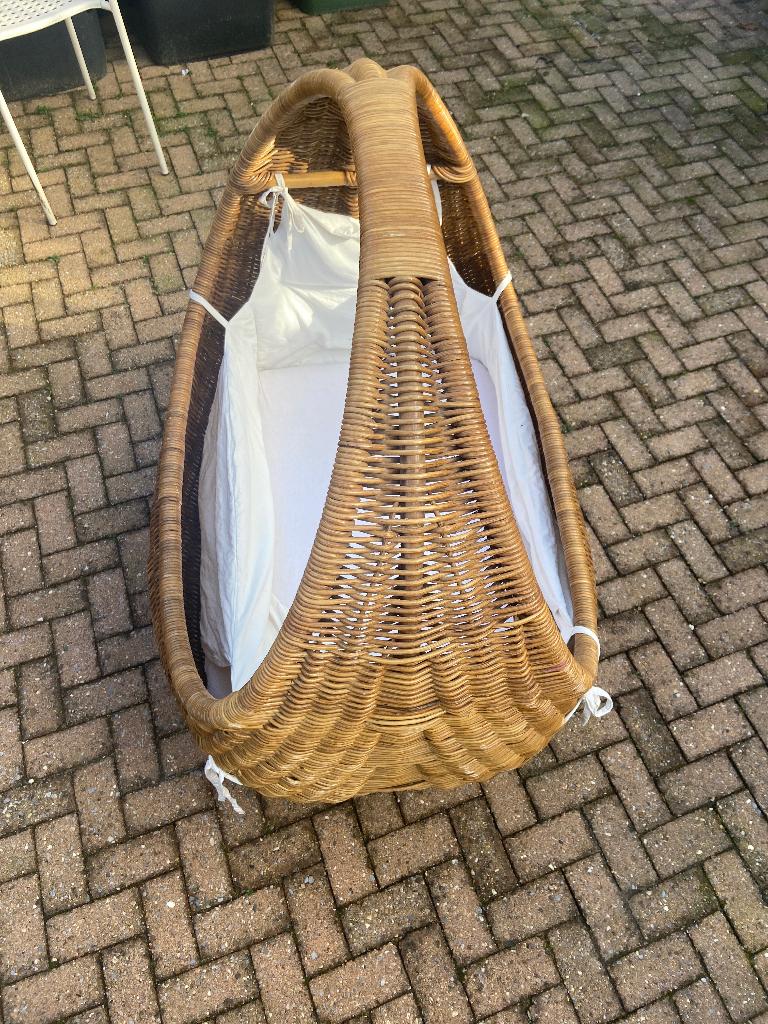 Rieten wiegje, Kinderen en Baby's, Kraamcadeaus en Geboorteborden, Ophalen, Zo goed als nieuw