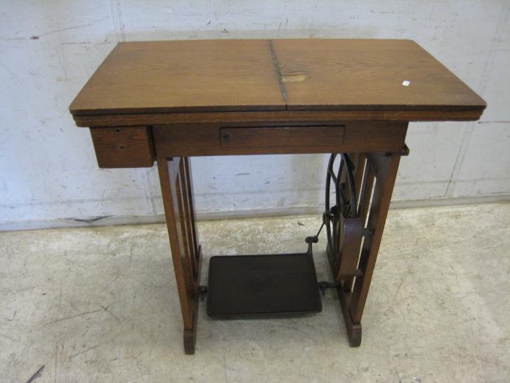 Eikenhouten naaitafel, Veritas naaimachine, incl, sleutel, Niet ingevuld, Gebruikt, Niet ingevuld, Niet ingevuld