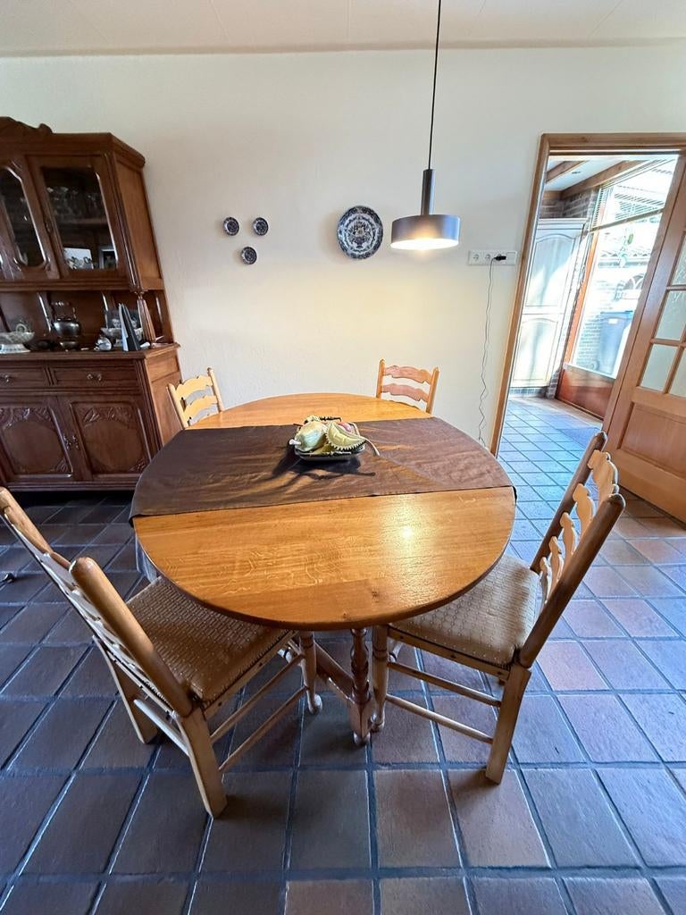 Ovale eettafel met 4 stoelen NU 100 EURO, Gebruikt, Eikenhout, Ophalen of Verzenden, Vier personen