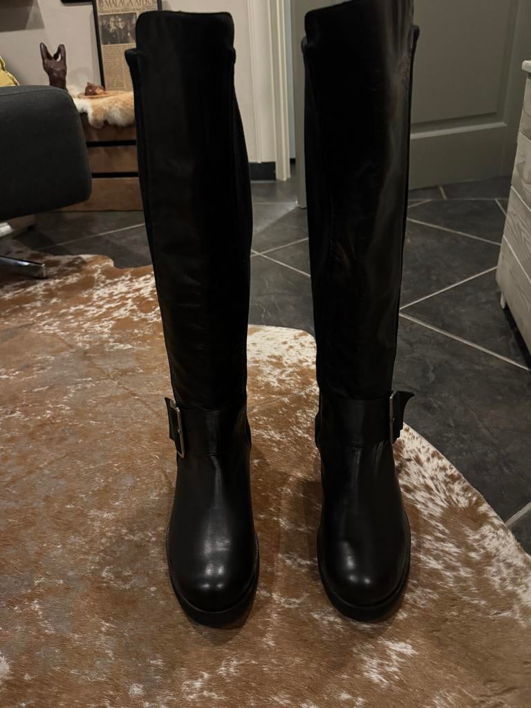 LILIAN  Zwarte Hoge Laarzen met Verstelbare Gesp en Stretch, Kleding | Dames, Schoenen, Hoge laarzen, Zwart, Ophalen of Verzenden