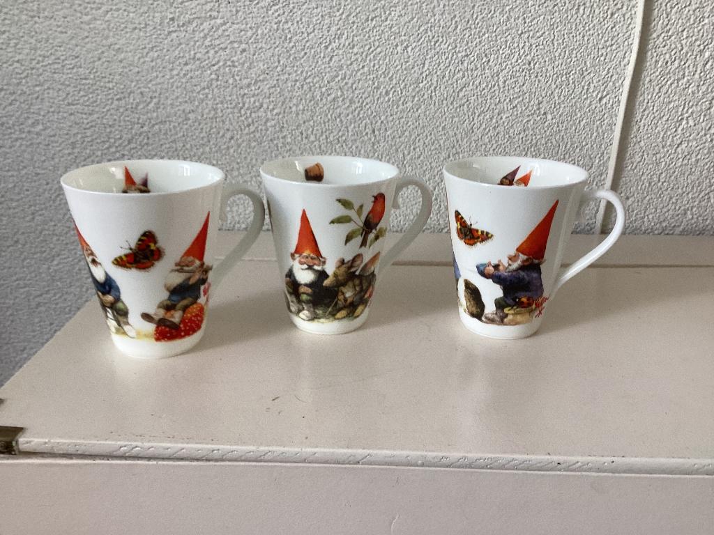 Porseleinen bekers.(Rien Poorvliet). (3 x), Ophalen of Verzenden, Zo goed als nieuw, Wedgwood, Kop(pen) en/of Schotel(s)