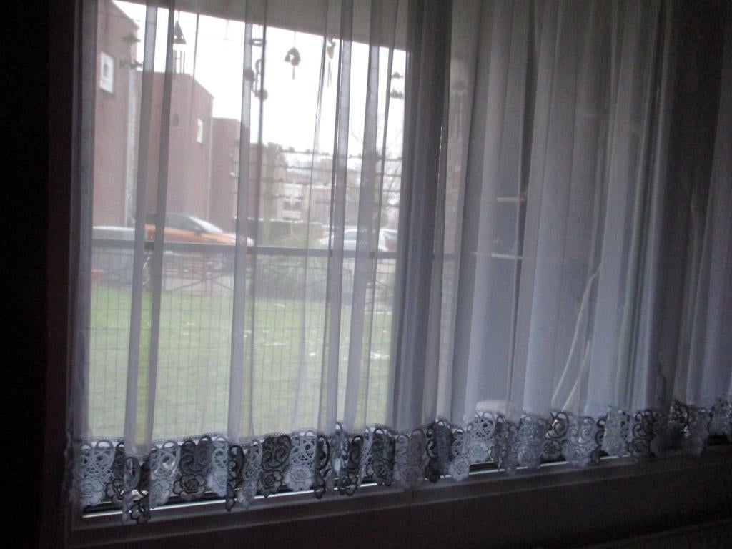 Vitrage met mooie wit-grijze kanten onderkant., Ophalen, Zo goed als nieuw, Grijs, 200 cm of meer