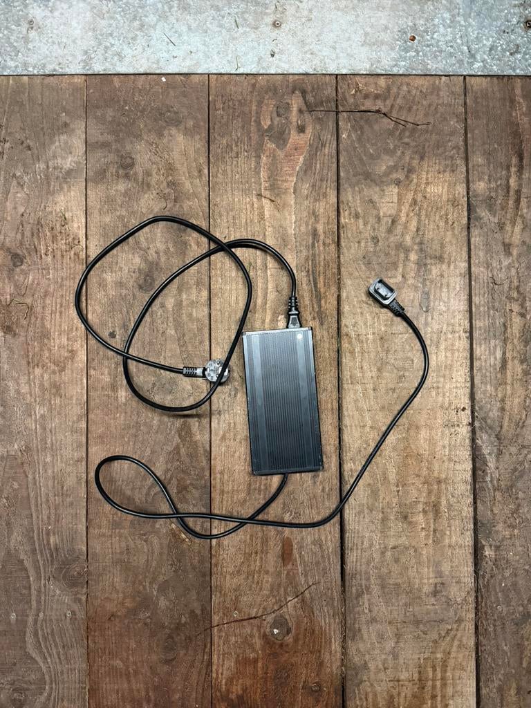 Super soco oplader 60V, Ophalen of Verzenden, Zo goed als nieuw