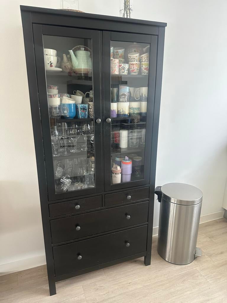 Zwarte vitrinekast (Ikea Hemnes serie) met lades en planken, Ophalen, Gebruikt, 50 tot 100 cm, Glas
