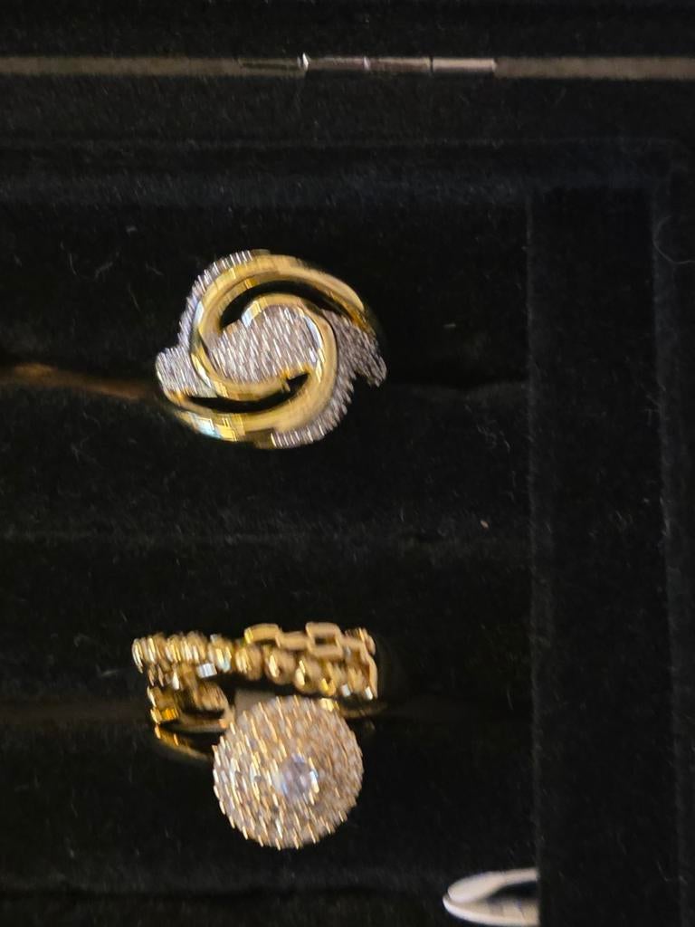Diverse gouden kleur ringen met stentjes, Met kristal, Nieuw, Ophalen of Verzenden, Dame