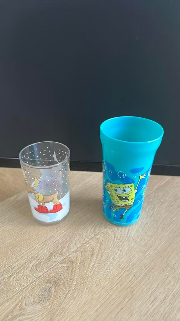 Kinderbekers: Rendier en Spongebob, Gebruikt, Ophalen of Verzenden, Overige stijlen, Overige materialen