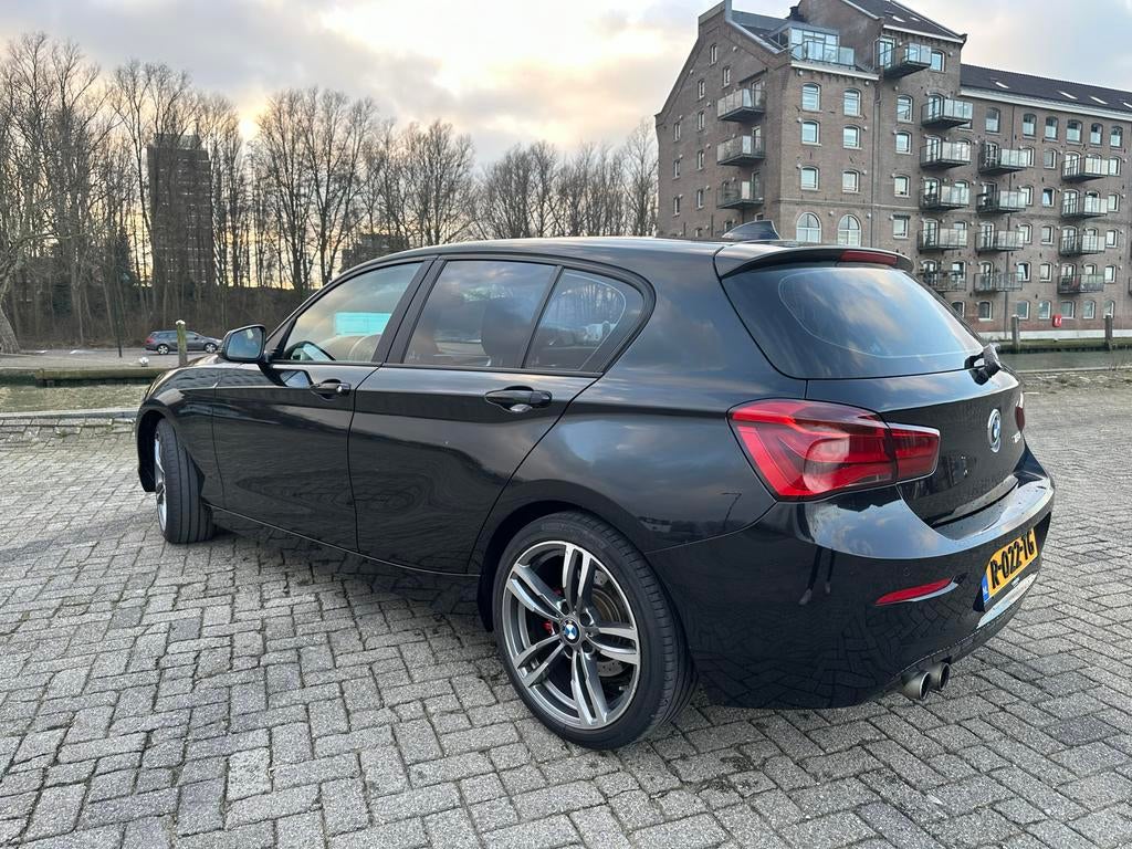 BMW 1-Serie 120i Lci2, Auto's, 1998 cc, Achterwielaandrijving, Zwart, 4 cilinders