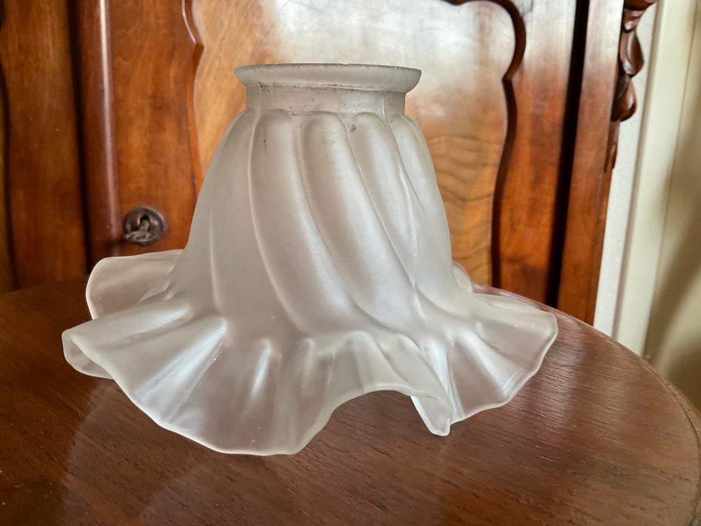 Mooi matglazen rokkapje, 10 cm hoog, fitting 5,5 cm, Huis en Inrichting, Lampen | Lampenkappen, Gebruikt, Wit, Ophalen of Verzenden