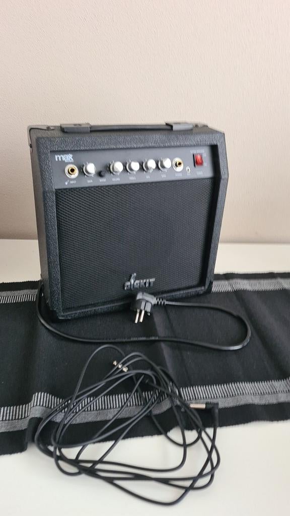 Elektrische gitaar set: gitaar, versterker, hoes en Extra, Met versterker, Zo goed als nieuw, Solid body, Ophalen