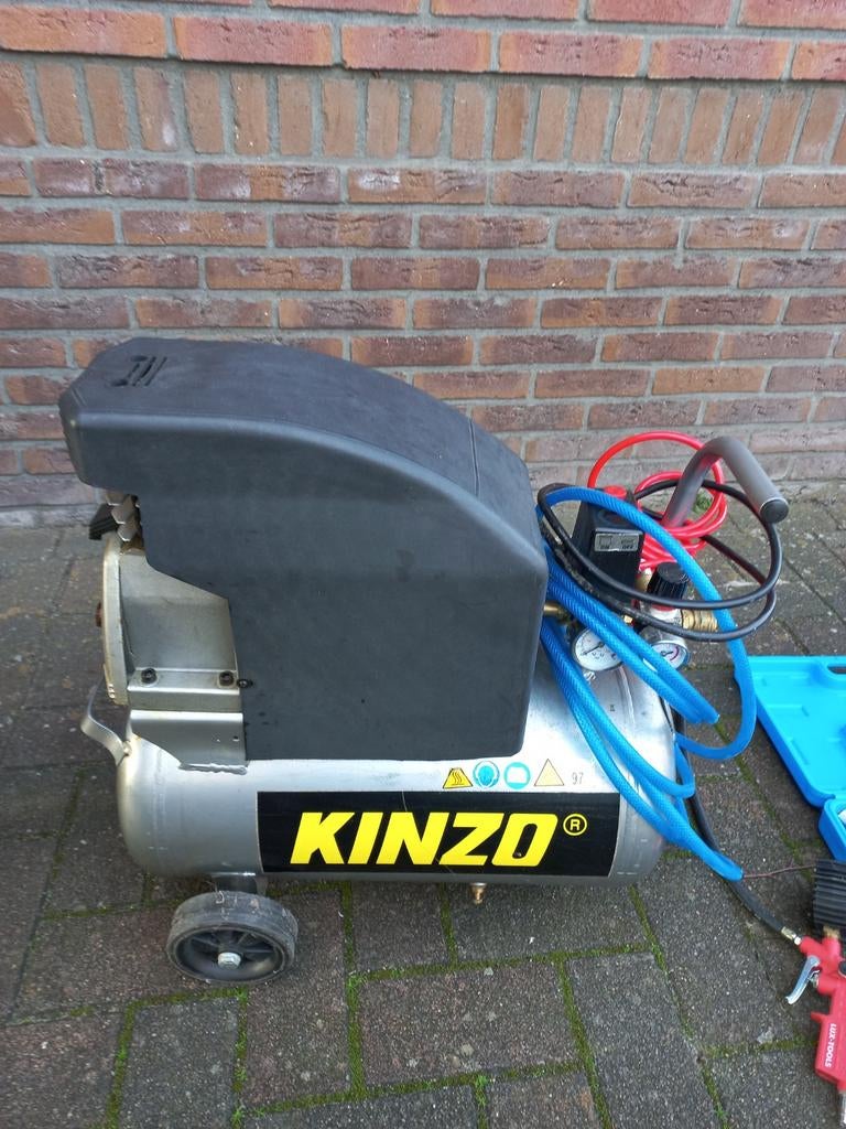 Kinzo Luchtcompressor met tacker en slangen, Doe-het-zelf en Verbouw, Compressors, Ophalen