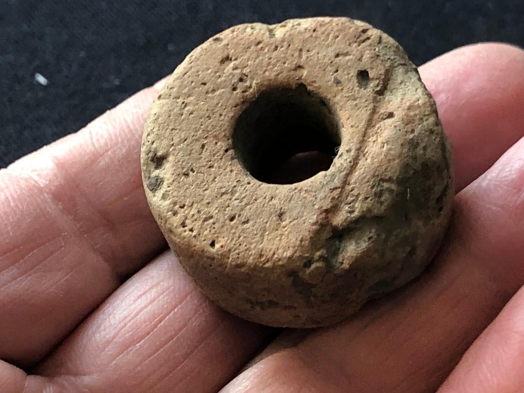 Bodemvondst fraaie Romeinse SPINSTEEN 2000 jr oud INTACT, Ophalen of Verzenden