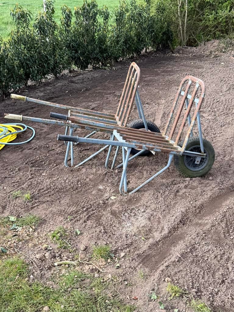 Twee  steen kruiwagens, Tuin en Terras, Kruiwagens, Ophalen, Gebruikt, Handmatig, Eenwielig