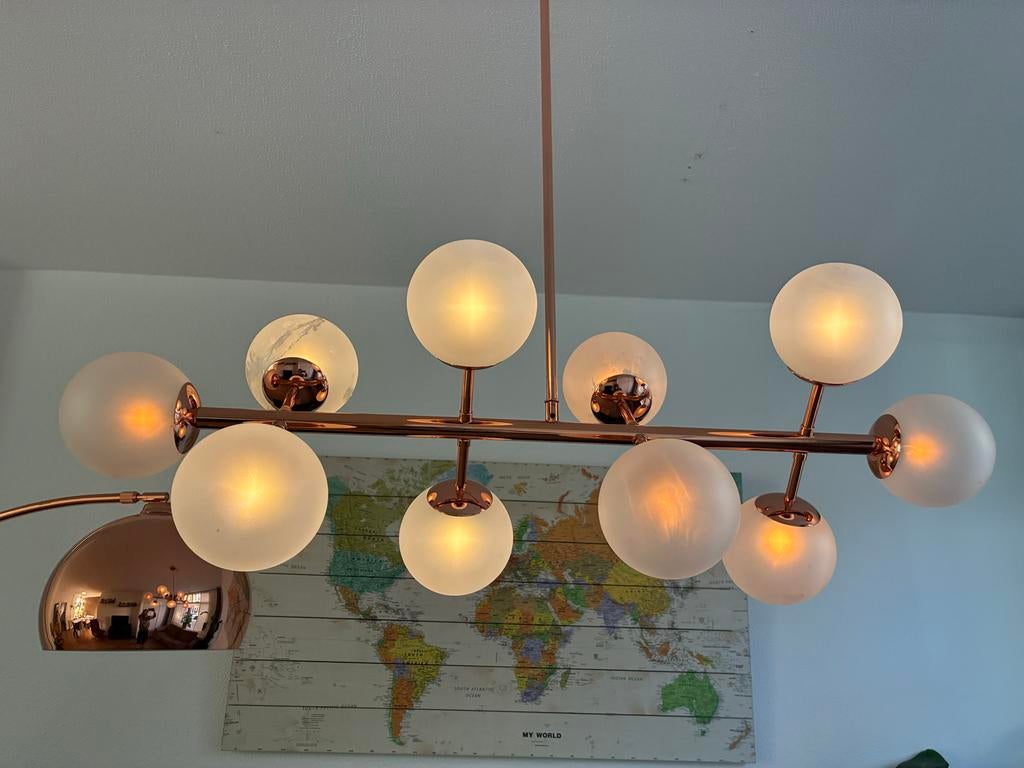 Moderne koperen hanglamp met melkglas bollen, Ophalen, Gebruikt, Glas, 75 cm of meer