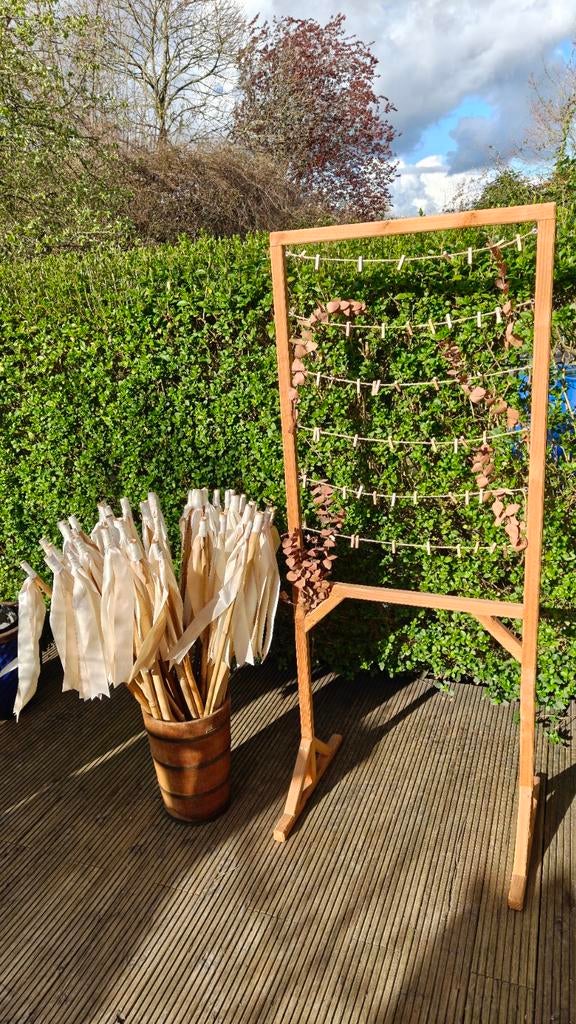 Bruiloft Decoratie: Polaroid Fotolijst en zijden linten, Hobby en Vrije tijd, Feestartikelen, Versiering, Geboorte of Huwelijk