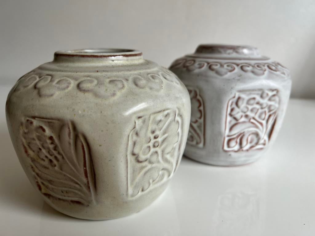 Set 2 Mobach Vaas Flora Gemberpot Relief Wit 080, Antiek en Kunst, Ophalen of Verzenden