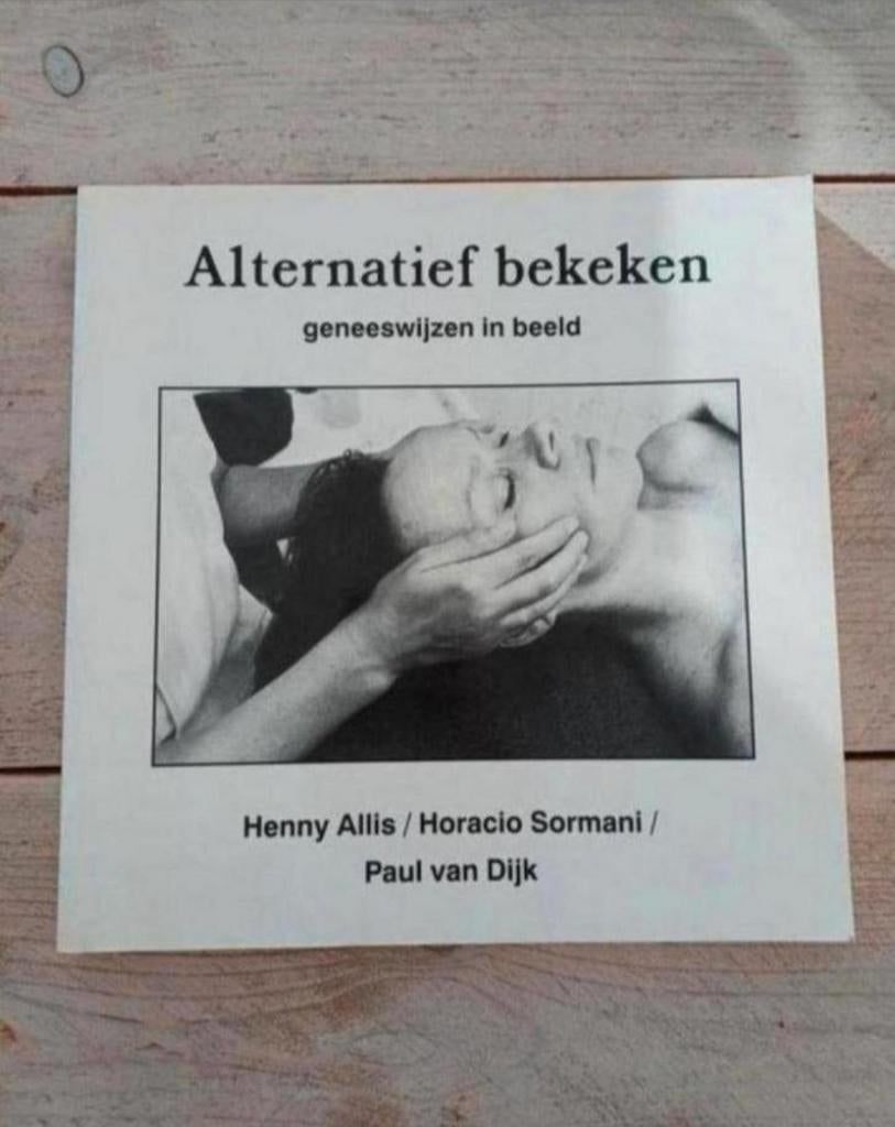 Henny Allis - Alternatief bekeken, Achtergrond en Informatie, Ophalen of Verzenden, Zo goed als nieuw, Henny Allis