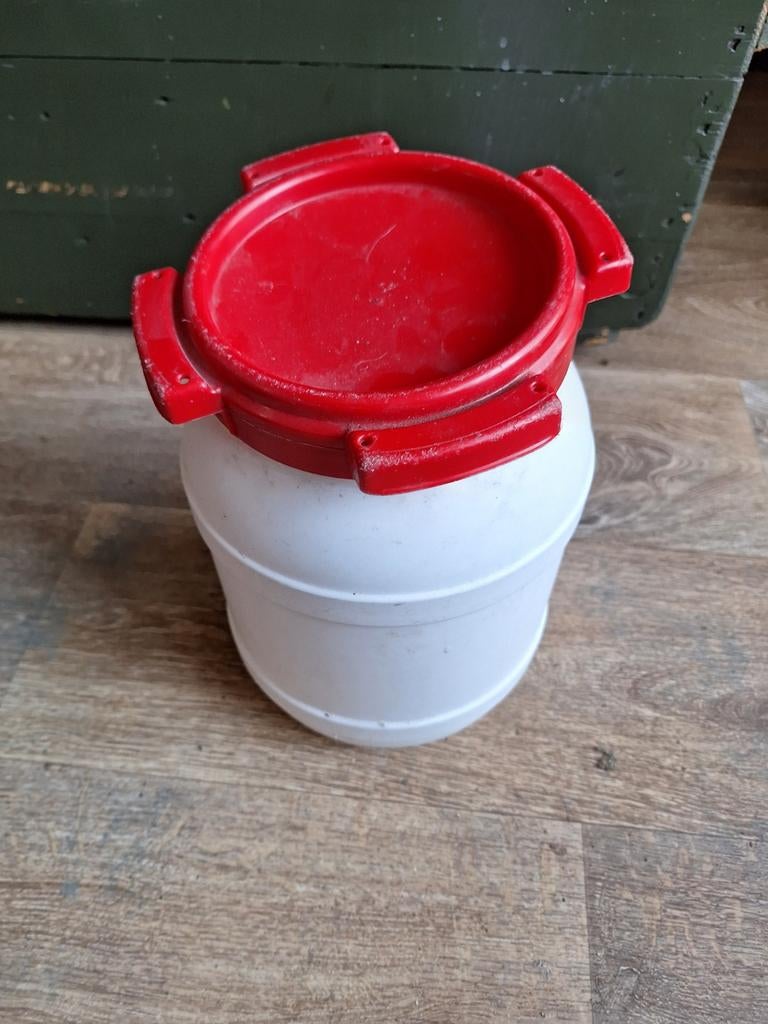 Voerton 3 liter met schoefdeksel, Ophalen of Verzenden