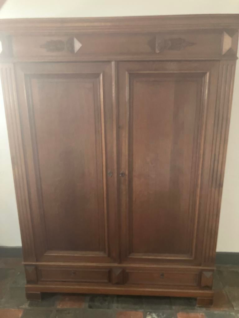 Antieke houten kledingkast met sierlijke details, Ophalen