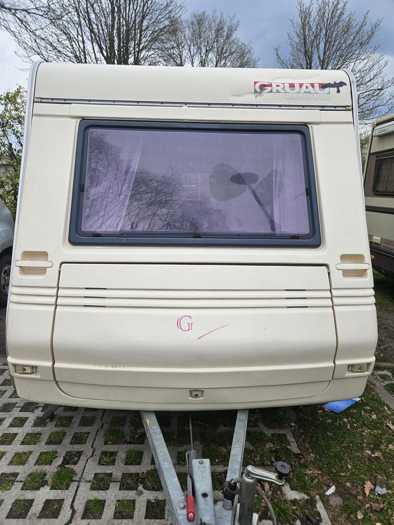 Grau caravan uit 1997 - Mooi interieur, lichte schade, Caravans en Kamperen, Caravans, Overige merken, Vast bed, Kachel, Treinzit