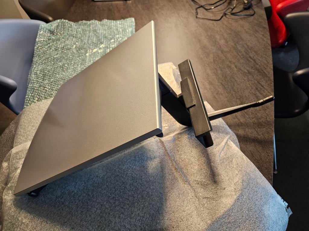 Twee vrijwel nieuwe Auping Royal bedtafeltjes - nachtkastjes, Minder dan 45 cm, Zo goed als nieuw, Hout, 55 tot 70 cm