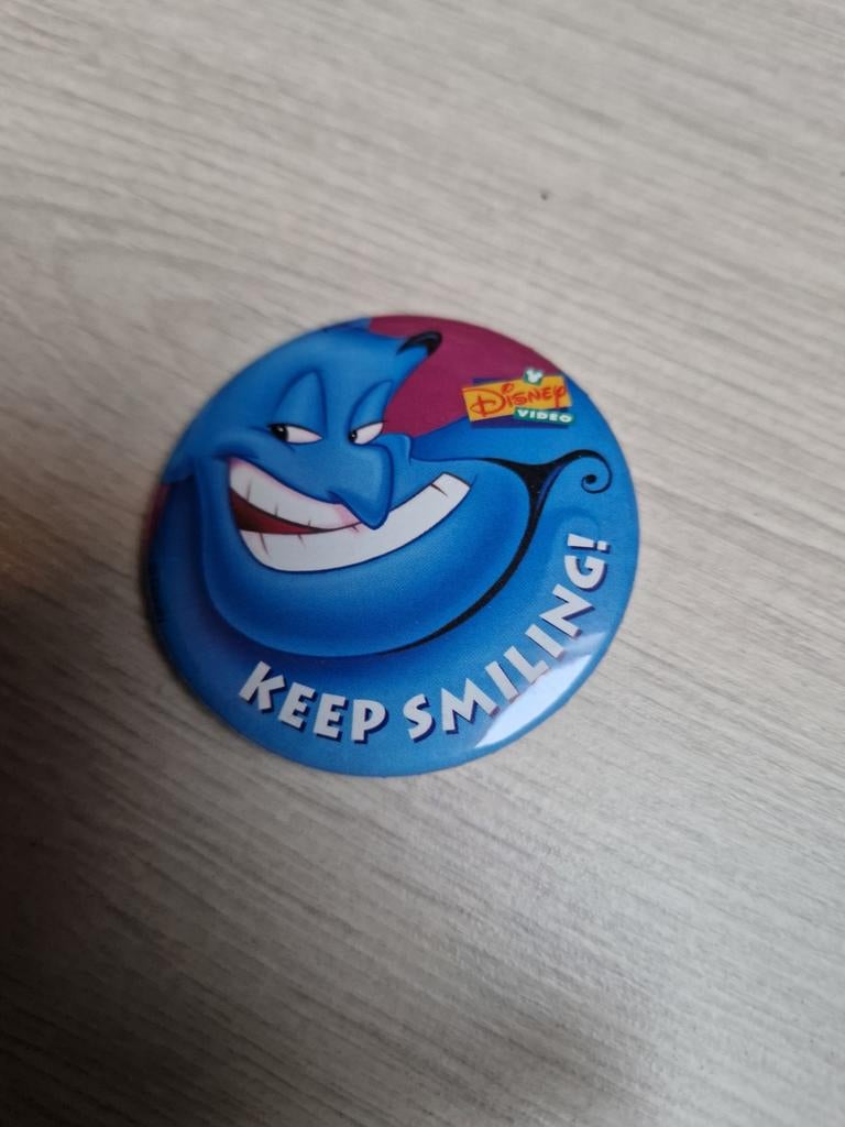 aladdin button genie geest robin williams walt disney speld, Verzamelen, Disney, Ophalen of Verzenden, Overige figuren, Zo goed als nieuw