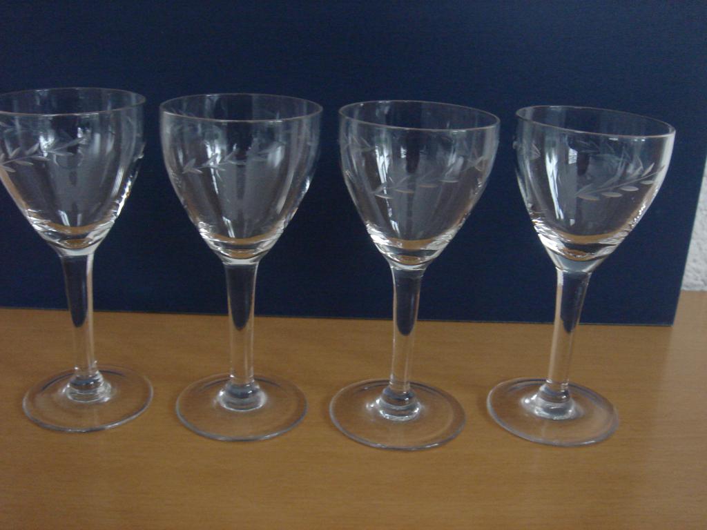 4 borrelglaasjes op voet met geslepen decoratie, Antiek en Kunst, Antiek | Glas en Kristal, Ophalen of Verzenden