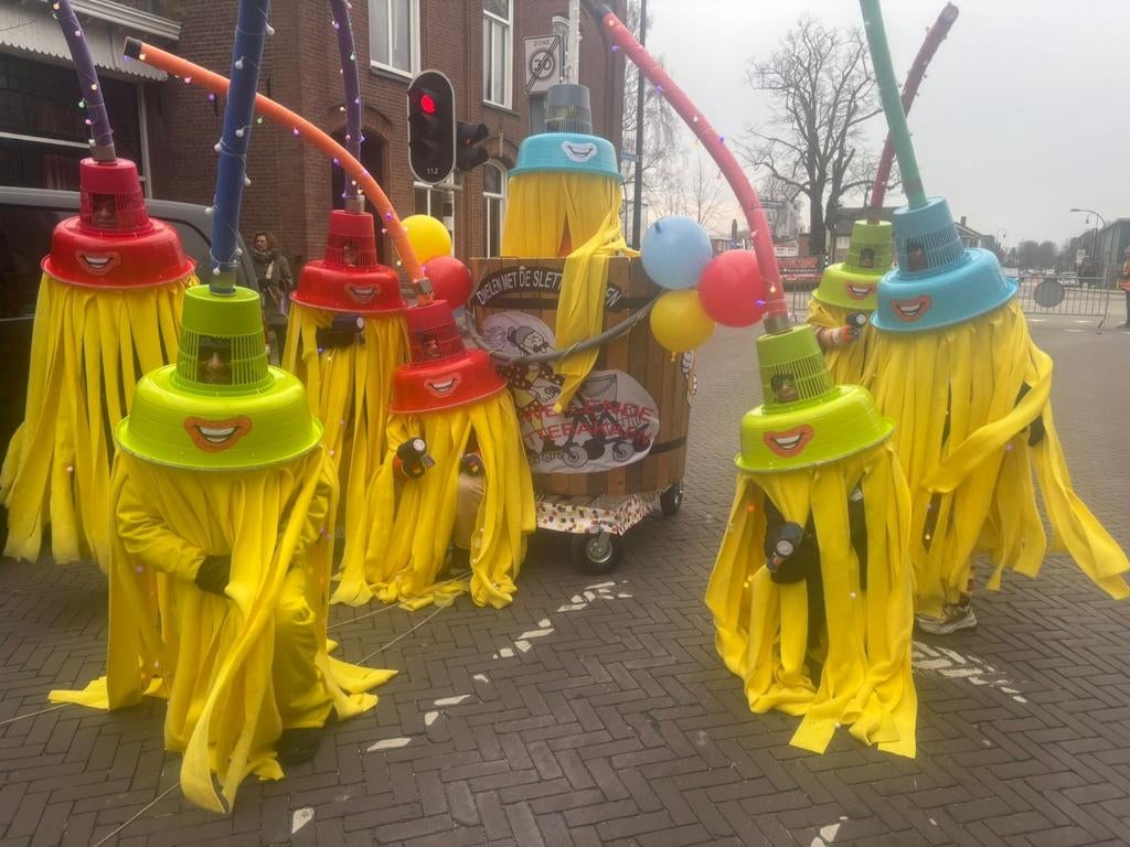 Carnavals kleding 8 personen 1 reserve pak, 33 - 40 uur, Overige niveaus, Vanaf 10 jaar, Overige vormen