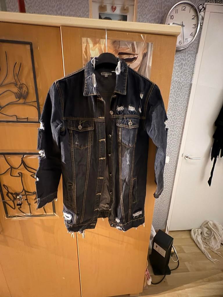 Zwarte spijkerjasje met destroyed details, Verzenden, Zo goed als nieuw, Zwart, Jasje