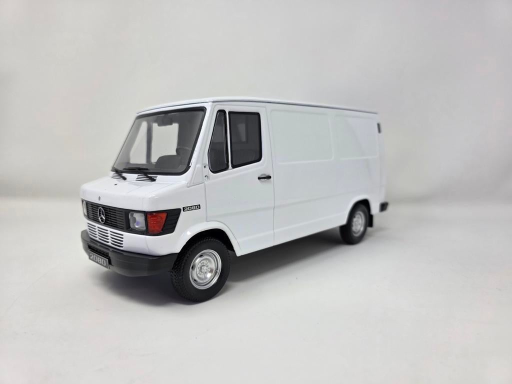 Mercedes 208D wit 1:18 in OVP, Ophalen of Verzenden, Zo goed als nieuw, Overige merken