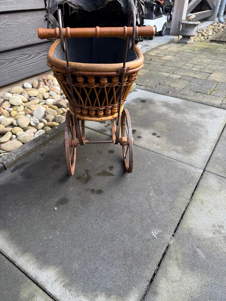 Antieke rotan kinderwagen, Ophalen of Verzenden