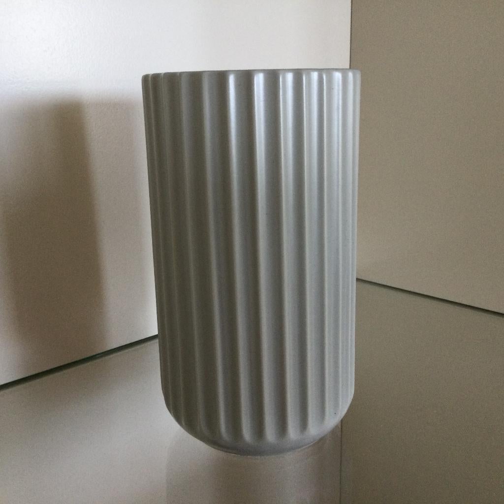 Vintage Lyngby vaas – grijs porselein, 15 cm – Deens design, Ophalen of Verzenden, Huis en Inrichting