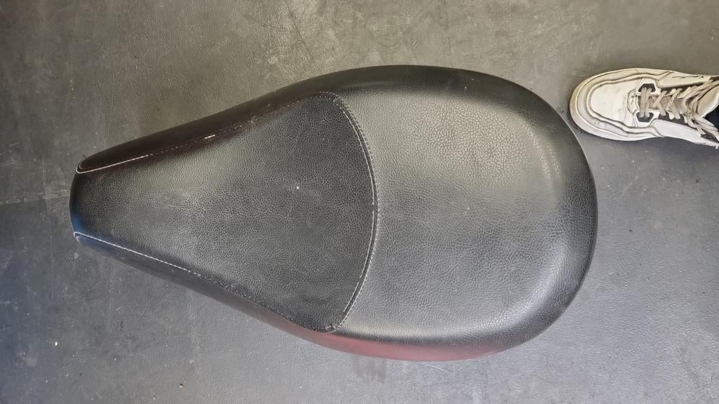 Zadel / buddy seat Peugeot New vivacity, Fietsen en Brommers, ., Ophalen of Verzenden, ., Zadel