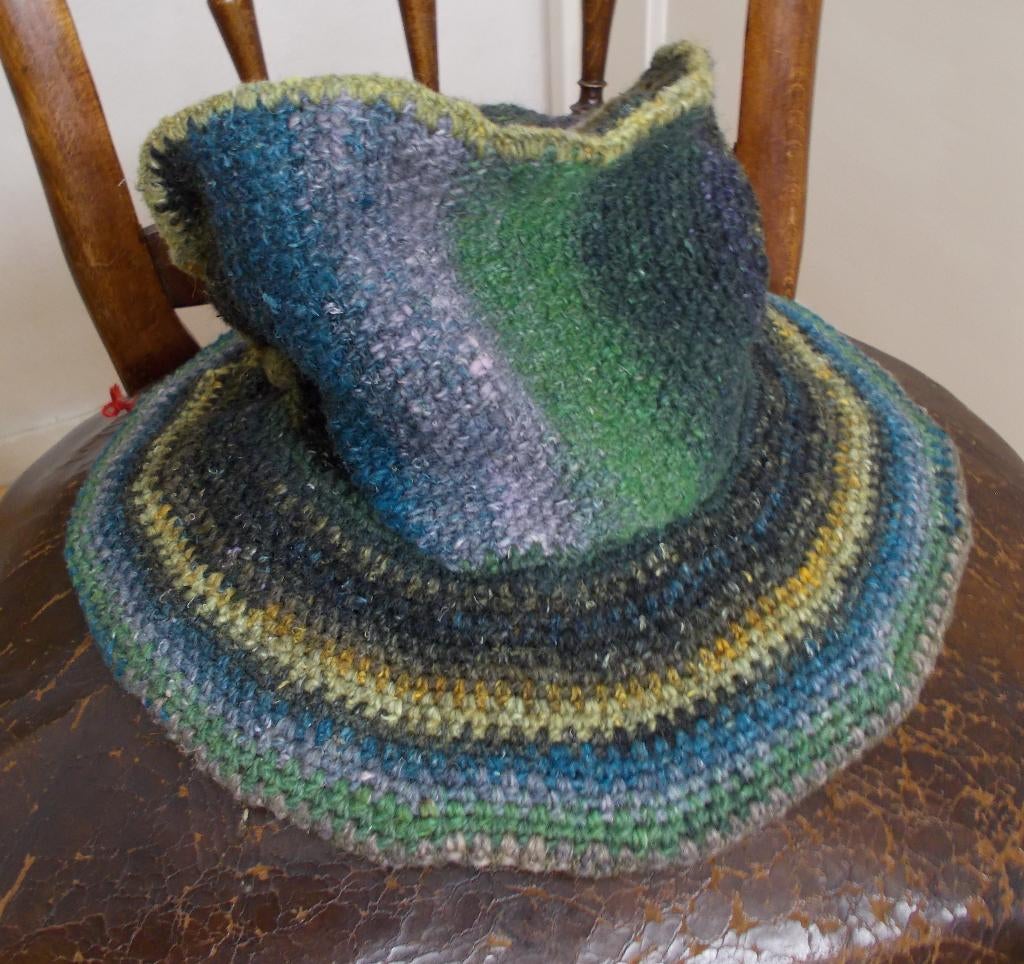 Aparte door kunstenares gemaakte hoed/muts in mooie kleuren, Ophalen of Verzenden, Zo goed als nieuw, 55 cm (S, 6⅞ inch) of minder