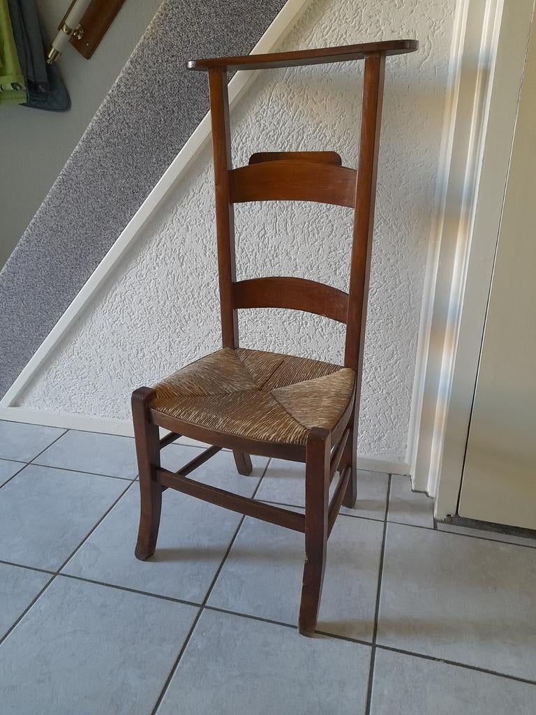 Oud bidstoeltje met bakje voor kerkboek, Ophalen