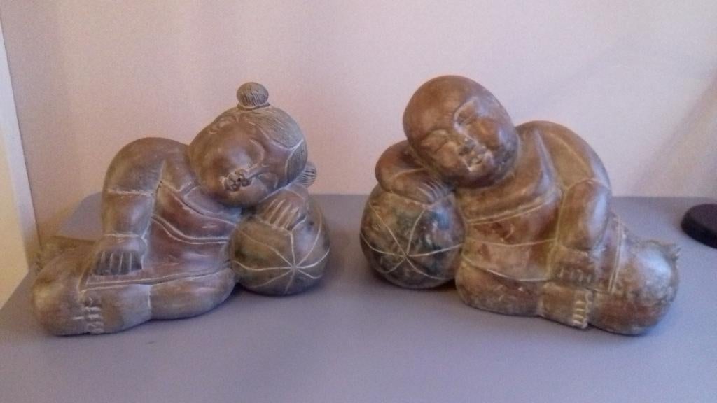 Twee houten beelden, Ophalen