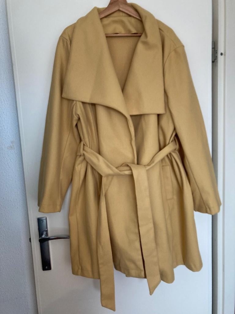 Jas lang open model met riem lichtgeel zakken mt. 50-52, Geel, Maat 46/48 (XL) of groter, Nieuw, Ophalen of Verzenden