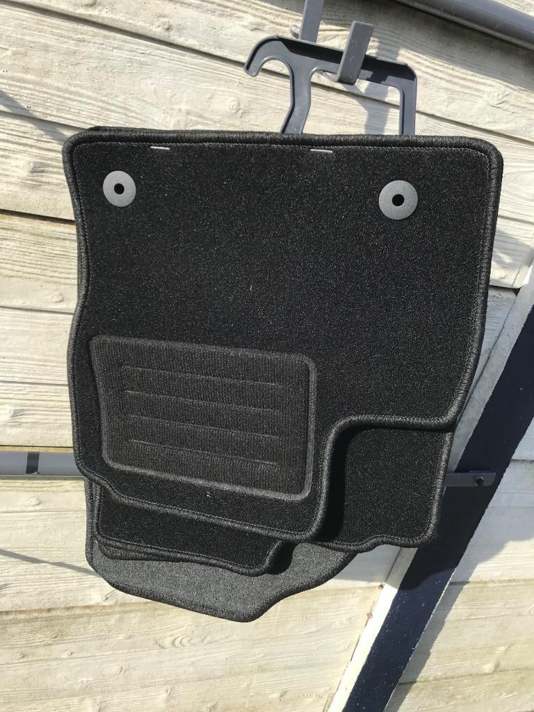 Complete set nieuwe vloermatten Ford Kuga (voor & achter), Ophalen of Verzenden, Nieuw, Ford