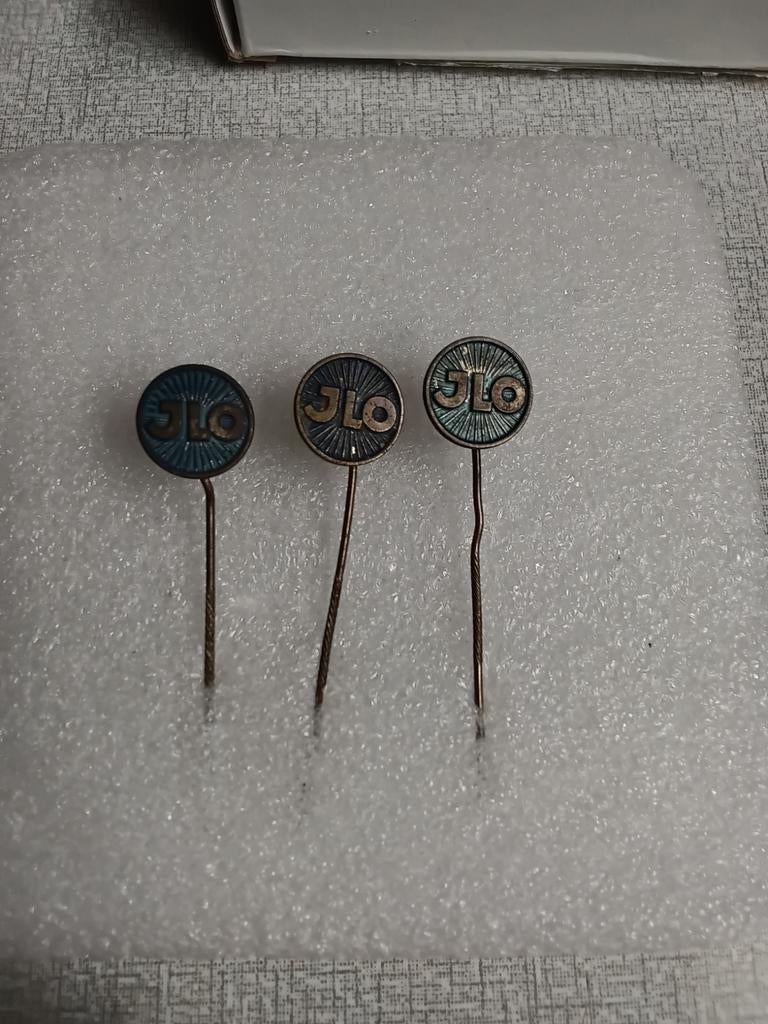 3 metalen speldjes van " JLO"., Ophalen of Verzenden, Gebruikt