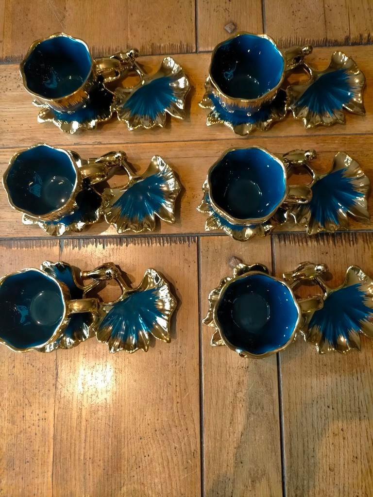 Mooie blauwe Arabische koffie/thee set met onderbordjes, Gebruikt, Keramiek, Ophalen of Verzenden, Overige stijlen