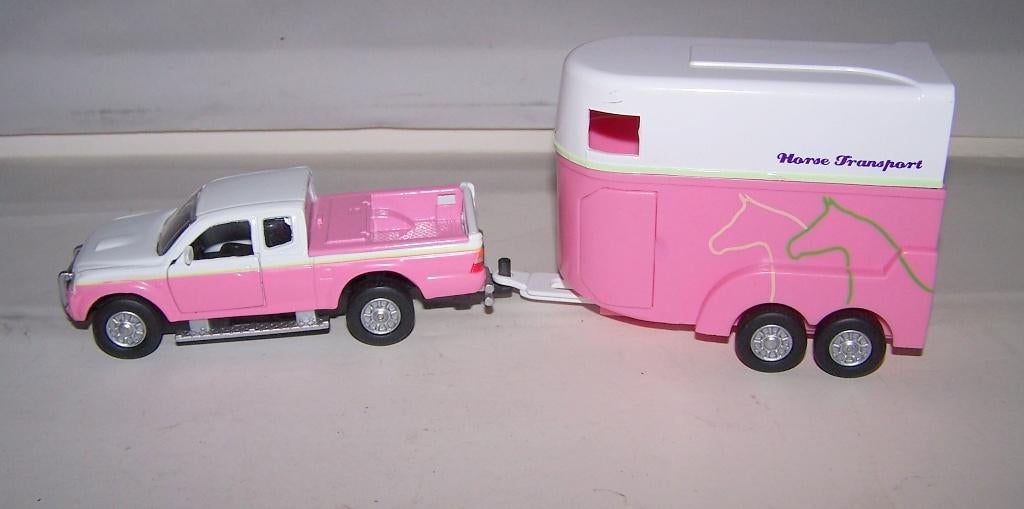 Kids Globe roze pickup met Horse Transport trailer. Nwst., Ophalen of Verzenden, Zo goed als nieuw